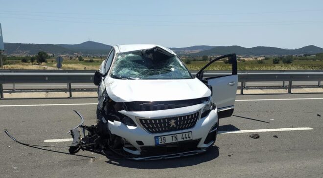 Otomobil radar aracına çarptı