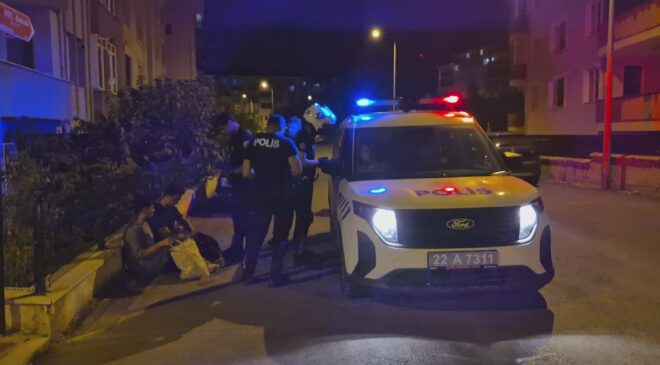 Düzensiz göçmenler sokak arasında yakalandı