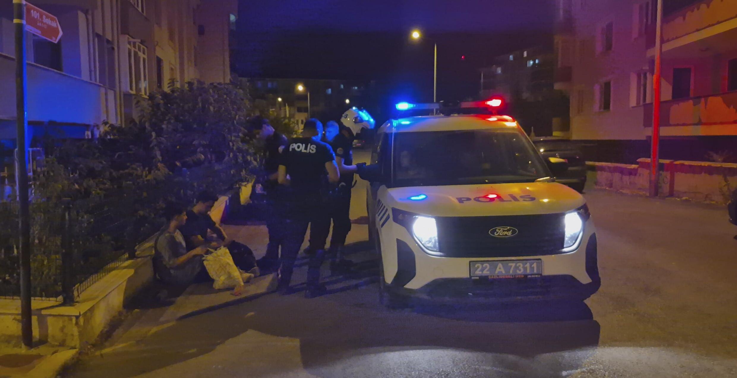 Düzensiz göçmenler sokak arasında yakalandı