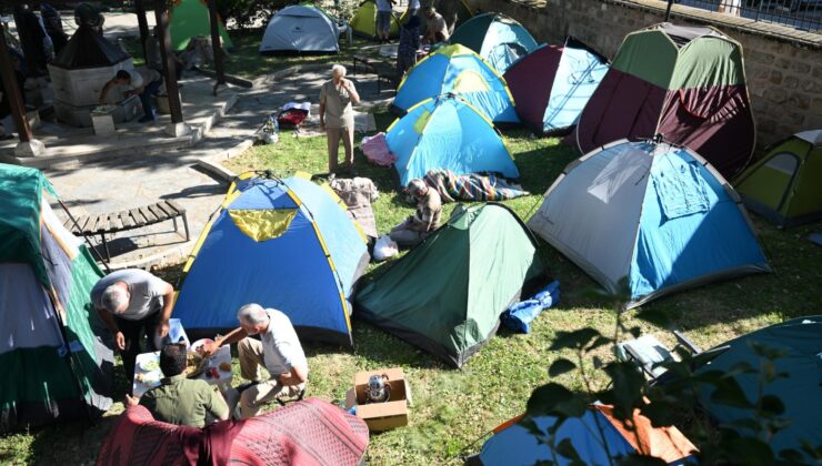 Güreş sevdalıları çadırda konakladı