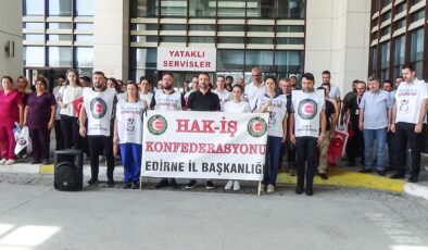 Sağlıkçılardan şehitler için saygı duruşu