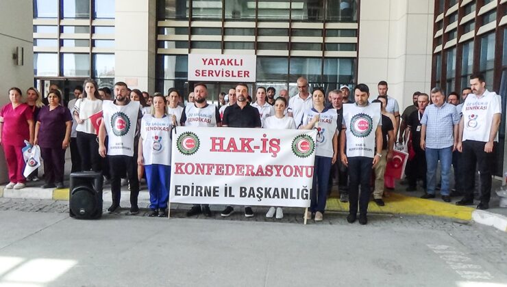Sağlıkçılardan şehitler için saygı duruşu