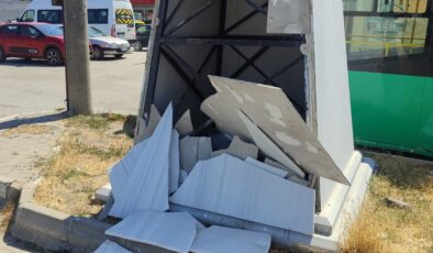 2. Murat heykeline traktörle zarar verdi