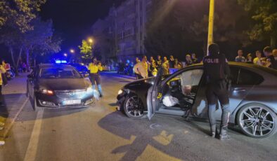 2 otomobil çarpıştı: 3 yaralı