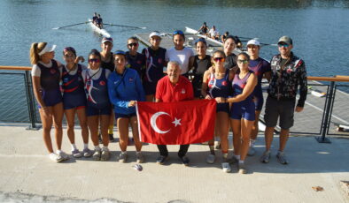 Milli kürekçiler Türk Bayrağı açtı