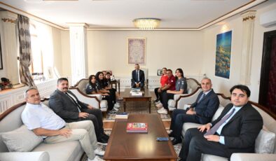 Şampiyonlardan Vali Sezer’e ziyaret