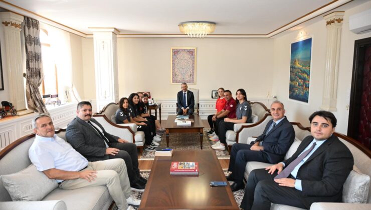 Şampiyonlardan Vali Sezer’e ziyaret