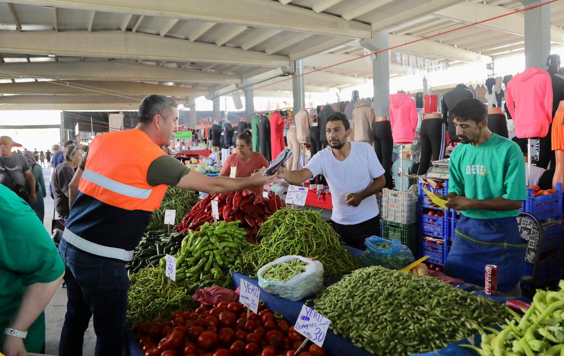 Belediyeden pazarcılara çöp poşeti