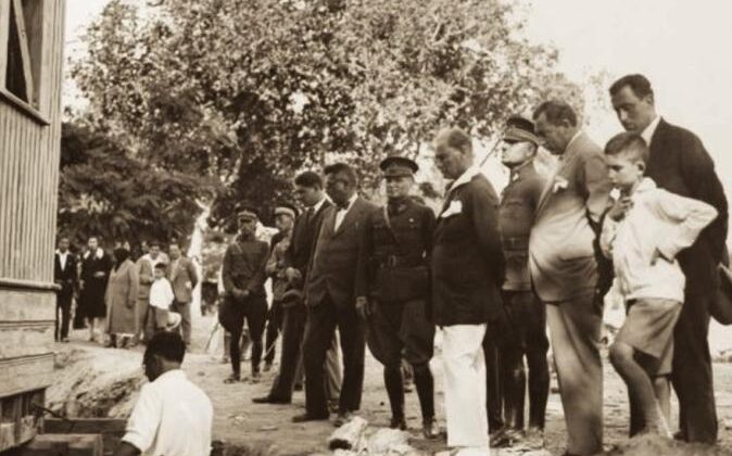 Bir ağaç için köşkü yürüttü