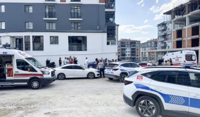 Eşini ve çocuğunu boğarak öldürdü