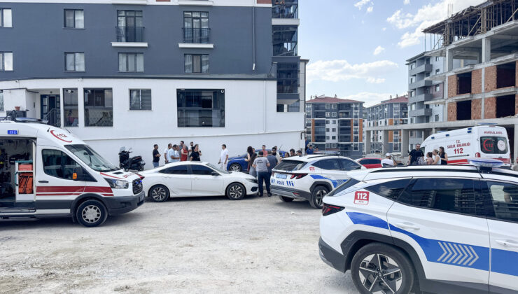 Eşini ve çocuğunu boğarak öldürdü