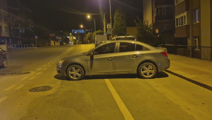 Freni boşalan otomobil kaldırıma çarptı