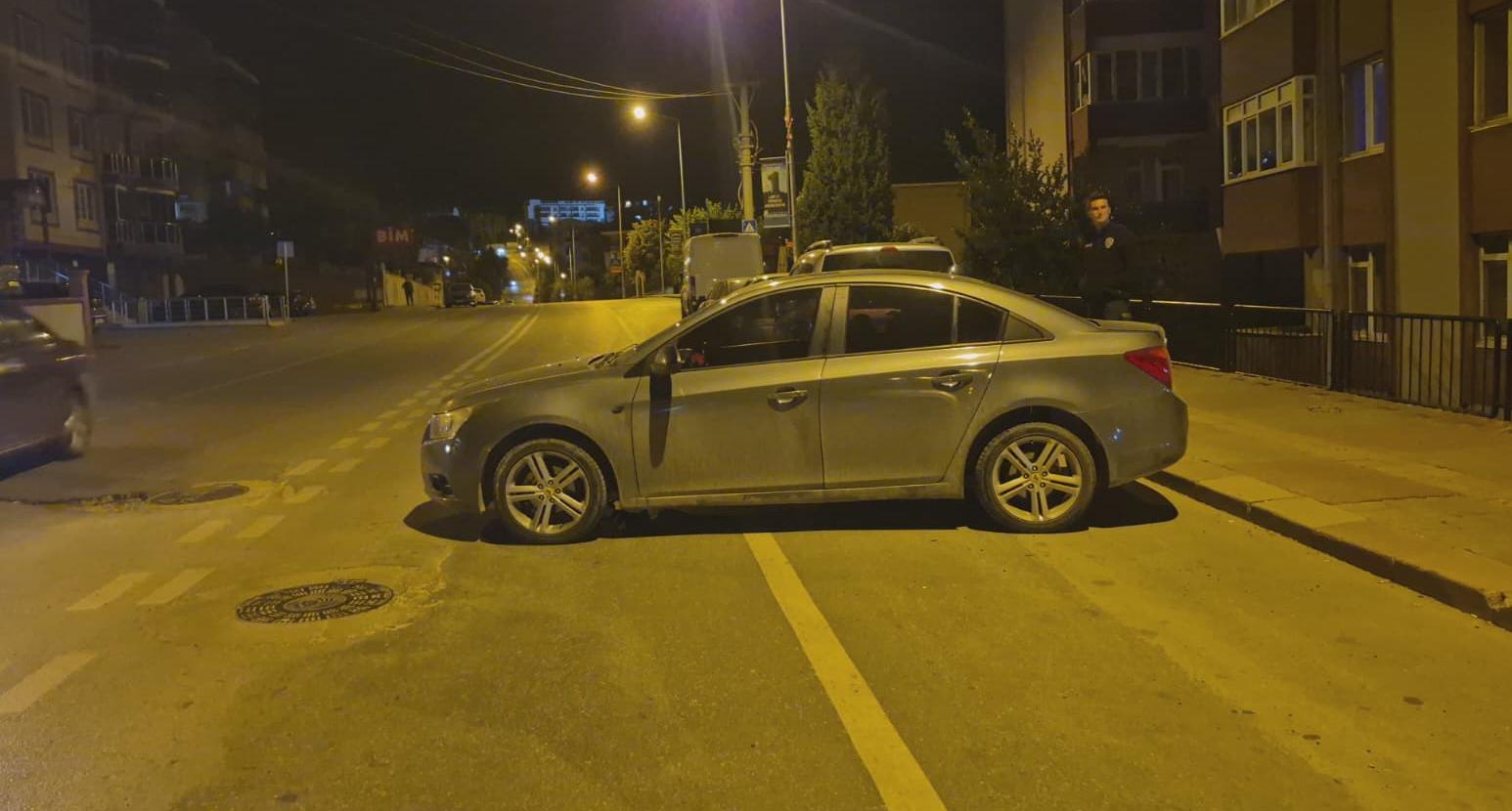 Freni boşalan otomobil kaldırıma çarptı