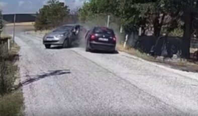 İki otomobil çarpıştı: 2 yaralı
