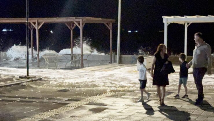 Kuvvetli fırtına denizi taşırdı