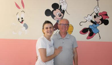 Baba ve kızı okul duvarlarını renklendirdi