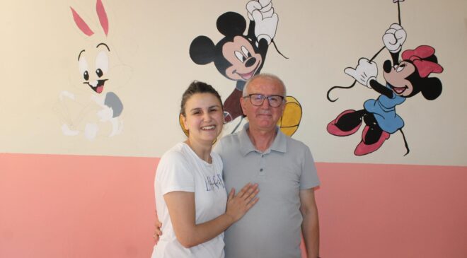 Baba ve kızı okul duvarlarını renklendirdi