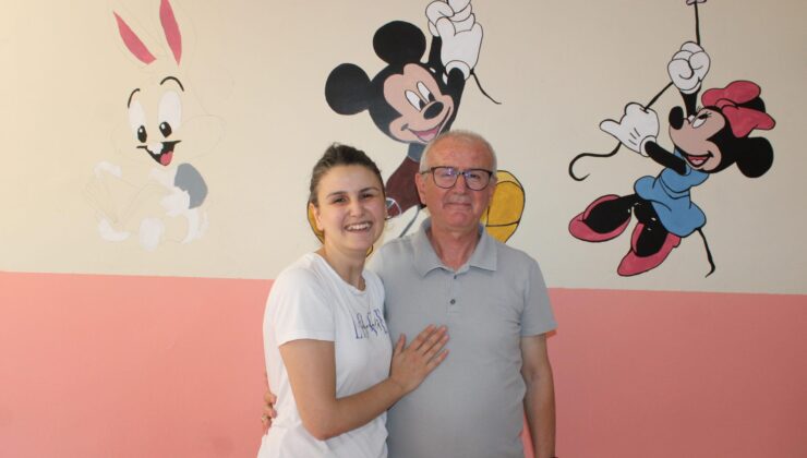 Baba ve kızı okul duvarlarını renklendirdi