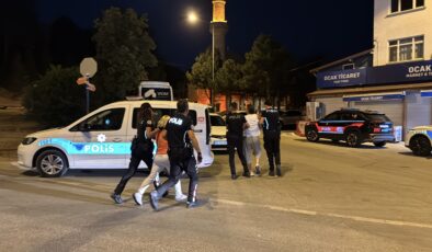 Polisi görünce aracını bırakıp kaçmaya çalıştı