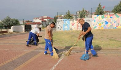 Belediyeden okul çevrelerinde temizlik
