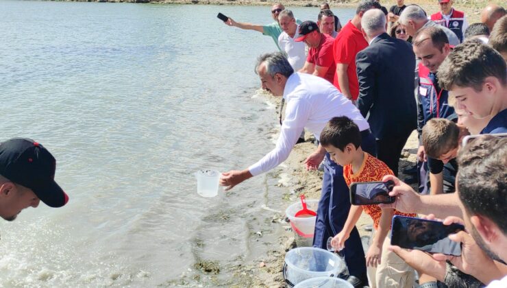 Vali Sezer çocuklarla beraber gölete balık saldı