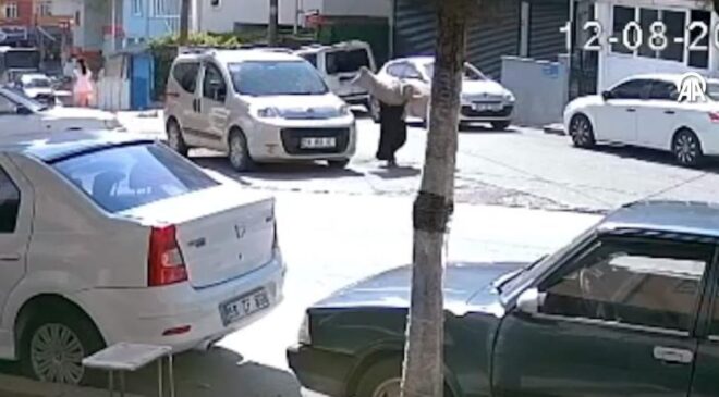 Yolda yürürken üzerine halı düştü