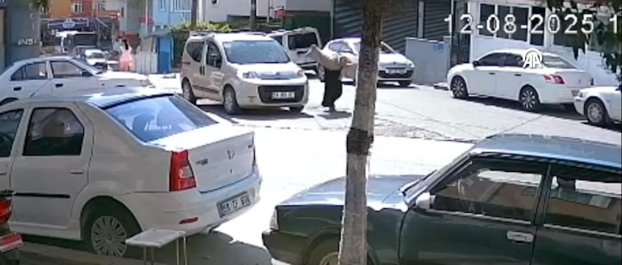 Yolda yürürken üzerine halı düştü