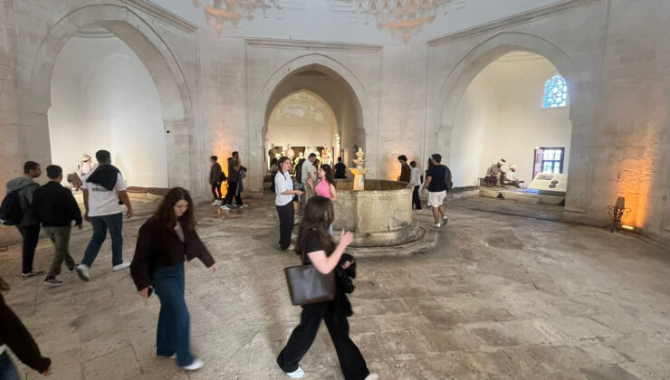 Yeni öğrenciler üniversiteyi tanıyor