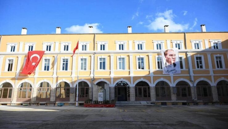 1. Murat Anadolu Lisesi’nde gururlandıran tablo