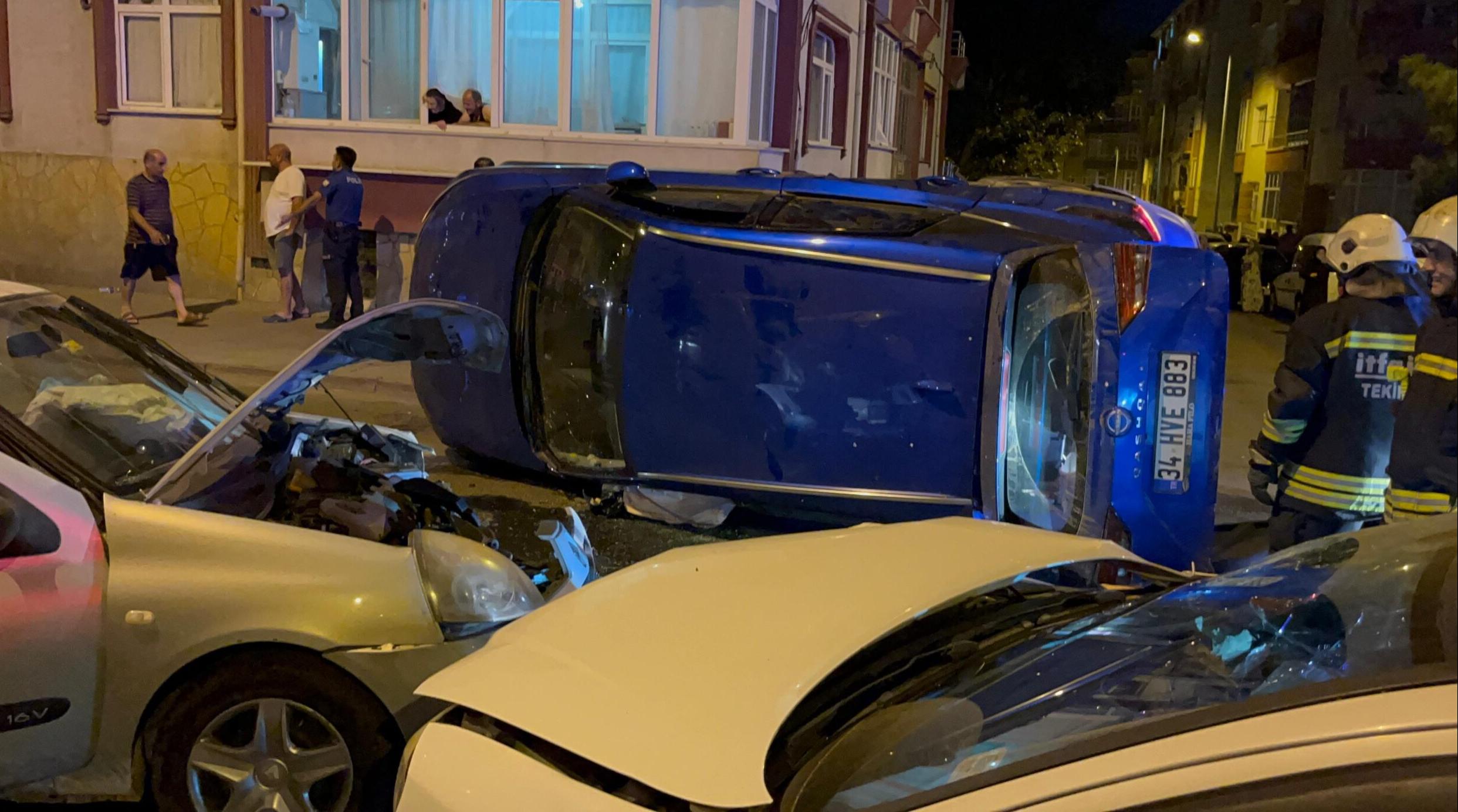 3 otomobilin çarpışması kamerada