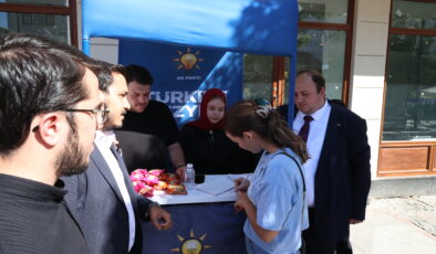 AK Partili gençlerden üye kaydı