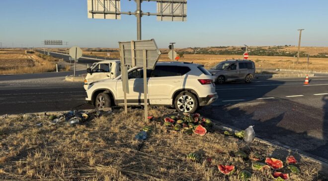  SUV tipi araçla kamyonet çarpıştı
