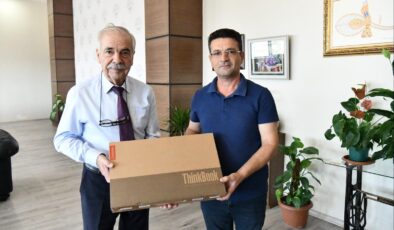 Doktor adayına bilgisayar hediye etti