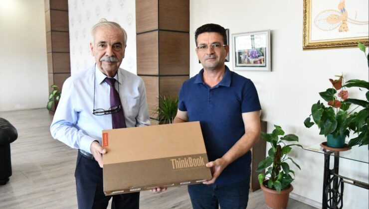 Doktor adayına bilgisayar hediye etti
