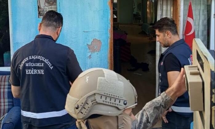 Göçmen kaçakçısı saklandığı evde yakalandı  