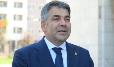 Gözyaşlarını tutamadı