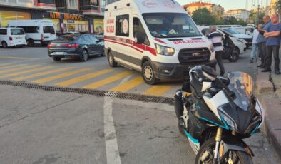 Otomobil motosikletle çarpıştı
