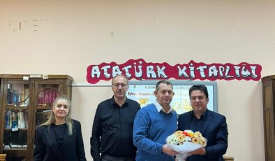 Mezunu olduğu okulda kitaplarını imzaladı