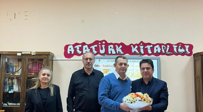 Mezunu olduğu okulda kitaplarını imzaladı