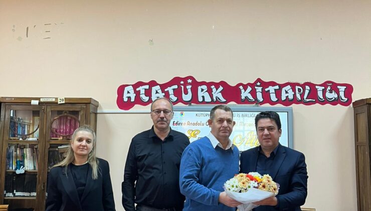 Mezunu olduğu okulda kitaplarını imzaladı