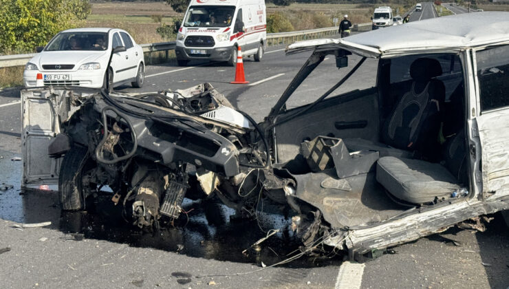 Korkunç kaza! Otomobil ikiye ayrıldı