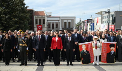 Anıtta Cumhuriyet törenleri
