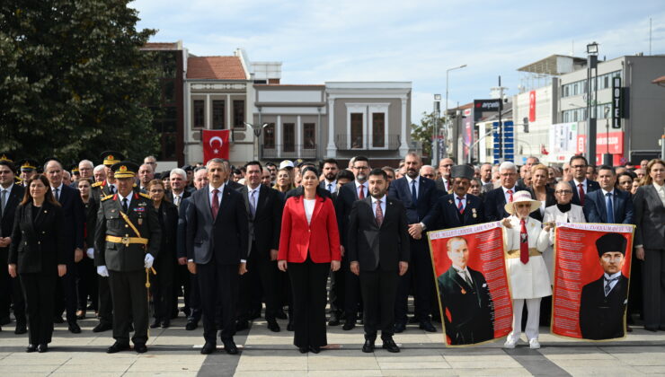 Anıtta Cumhuriyet törenleri