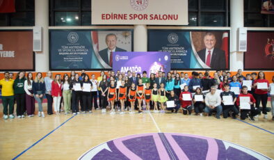 Başarılı sporcular ödüllendirildi