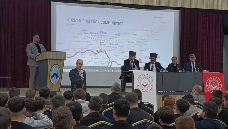 Şehit yakınları ve gaziler öğlencilerle buluştu