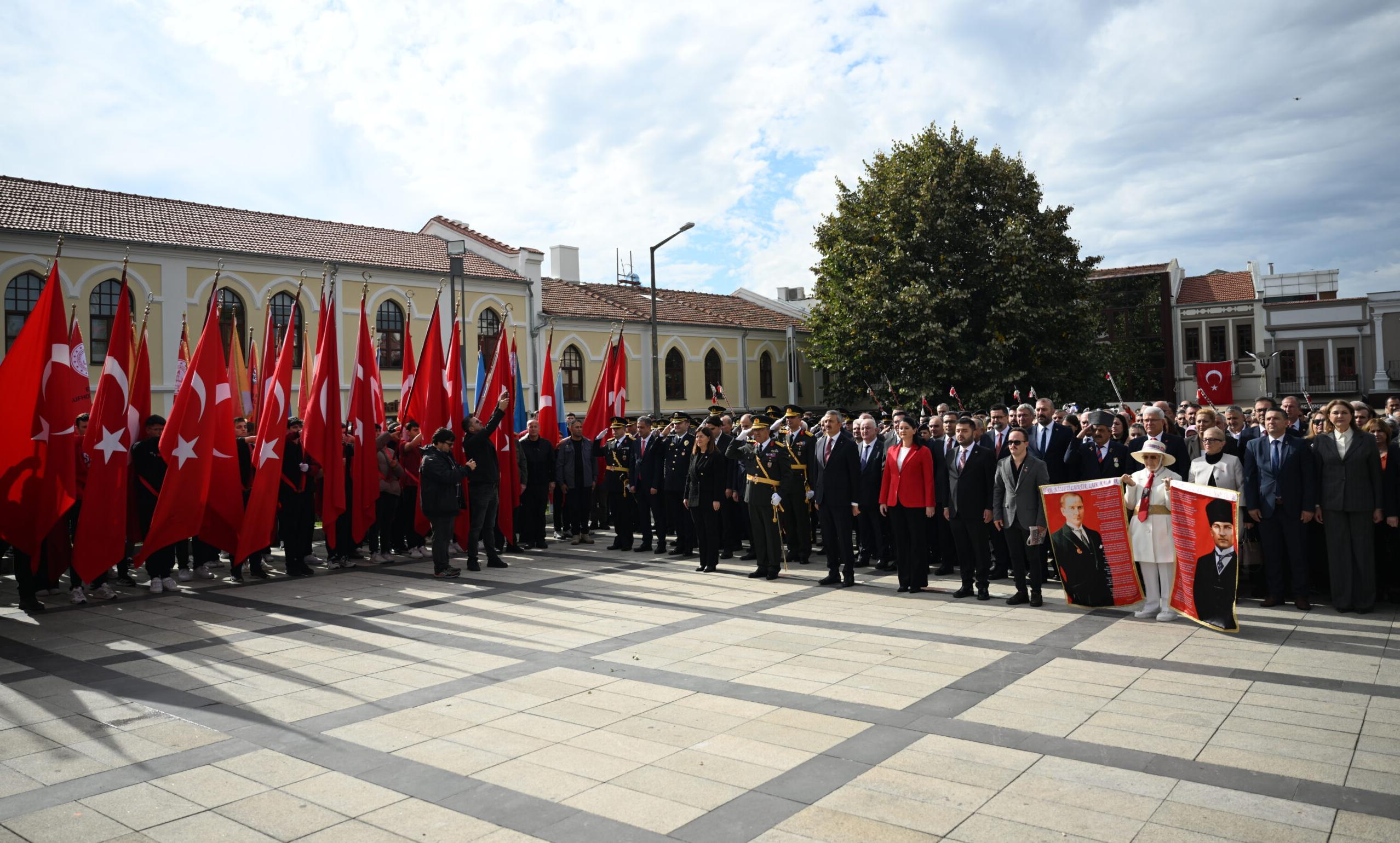 Anıtta Cumhuriyet törenleri