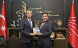 Yazgan, kitabını Özgür Özel’e takdim etti