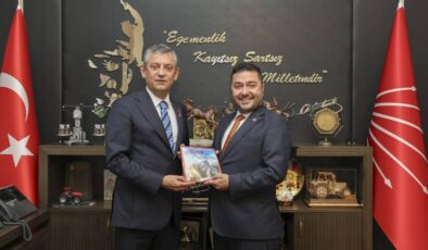 Yazgan, kitabını Özgür Özel’e takdim etti