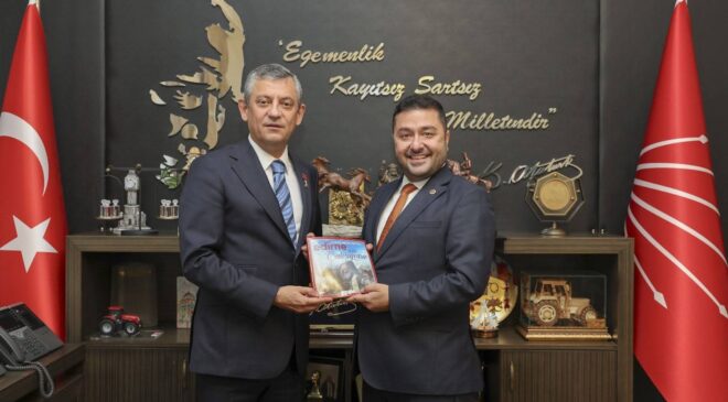 Yazgan, kitabını Özgür Özel’e takdim etti
