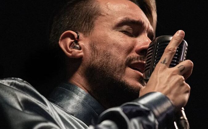 Cem Adrian’dan memleketinde konser